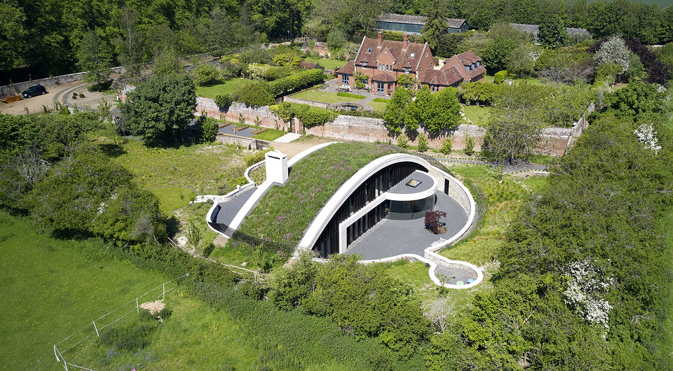 Дом с крышей-холмом: оригинальное жилье построили в Англии