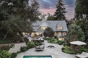 Актер Саймон Хелберг, главный герой «Теории большого взрыва», купил вековой дом в Калифорнии