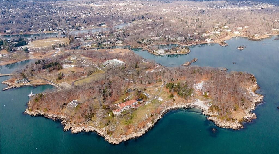 Дом 19-го века и винный погреб времен Сухого закона: в США продается частный остров