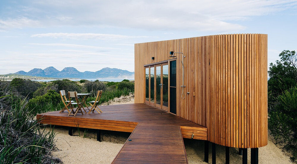 В Австралии построили оригинальный маленький домик площадью 36 квадратов посреди песчаных дюн