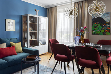 Яркие цвета и нестандартные решения: интерьер московской квартиры