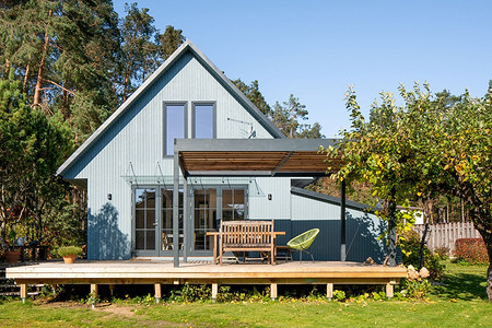 Маленький садовый домик 57 кв. м с мансардой и удобной террасой