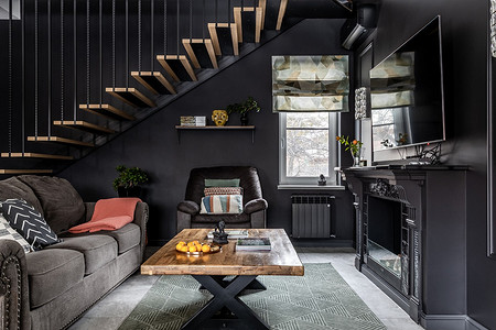Черная гостиная и бордовая спальня: необычный интерьер таунхауса 150 кв. м