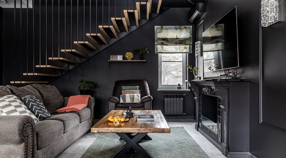 Черная гостиная и бордовая спальня: необычный интерьер таунхауса 150 кв. м