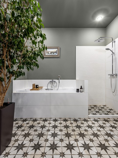 Купание в ванной — отличный способ расслабиться и получить удовольствие, для других гигиенических процедур в санузле предусмотрен удобный душ.