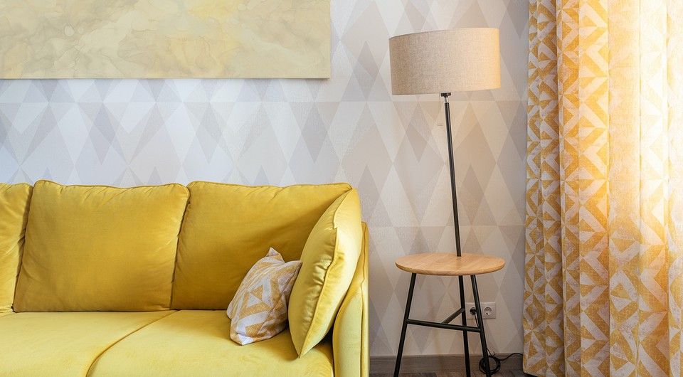 Желтый диван в интерьере: 100 фото стильных решений