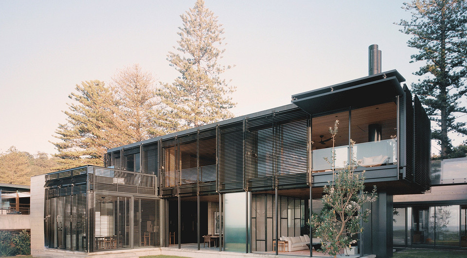 В Сиднее построили оригинальный дом с подвижными оконными сетками