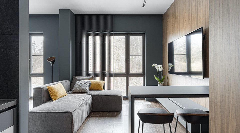 «Традиционные шторы в этом интерьере не предполагались, поэтому для уединения мы использовали рамы-плиссе. За счет своей подвижности они дают мобильность освещения для клиента», — объясня...