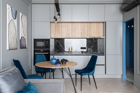 Для взыскательных зумеров: евродвушка 54 кв. м с яркой синей прихожей