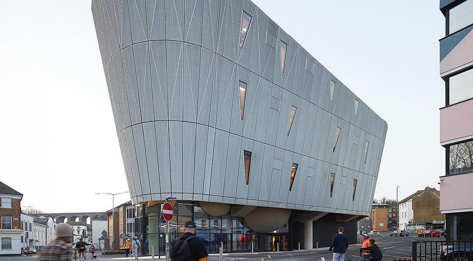 В Англии построили первый в мире многоэтажный скейт-парк