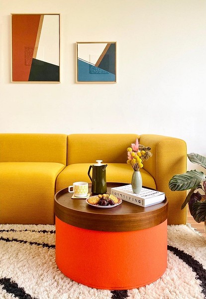 Желтый диван в интерьере: 100 фото стильных решений