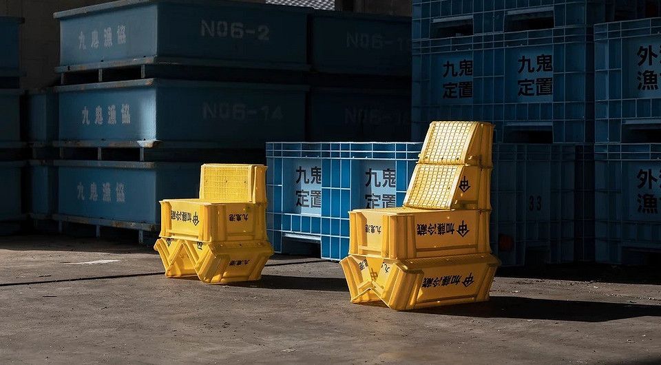 Японский дизайнер сделал стулья и кресла из ящиков для рыбы