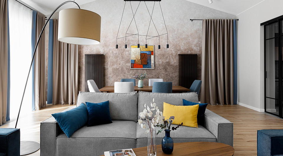 Большое внимание уделено светодизайну гостиной: потолочные споты на штангах, уютный торшер-удочка на изогнутой ножке и необычные плафоны на подвесах над обеденным столом.