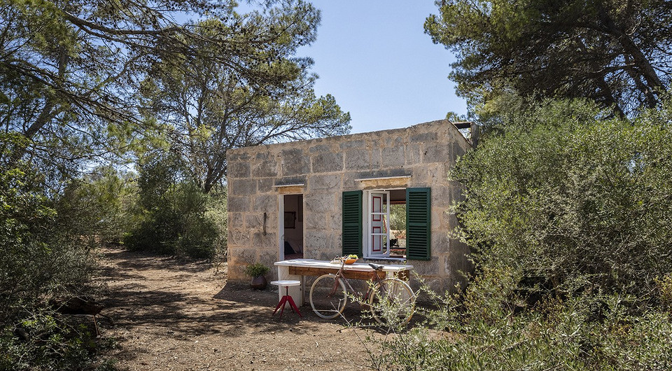 Архитекторы переоборудовали старое каменное убежище в автономный мини-дом в Испании