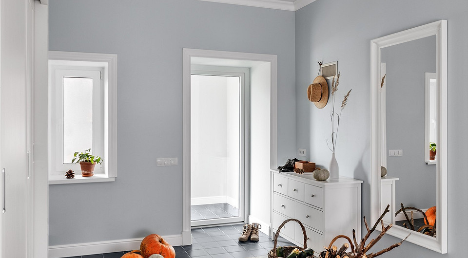 Надежная входная дверь открывается в тамбур и не видна из прихожей. Зато окно, выходящее на крыльцо, позволяет посмотреть на гостей, вовремя впустить в дом собаку или кошку. За счет стекл...