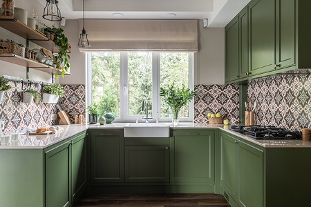 Красивый дом с яркой мебелью и атмосферным интерьером в стиле американской классики