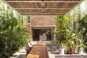 В Бразилии построили офис с пышным садом и бассейном