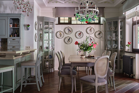 Красивый таунхаус с интерьерами в стиле европейского замка