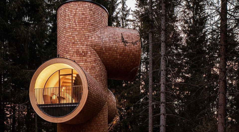 В Австрии построили дома-трубы в виде больших деревьев