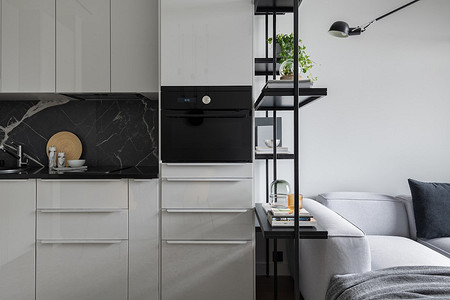 Стильный минимализм для «удаленщиков»: монохромная квартира с кухней из ИКЕА