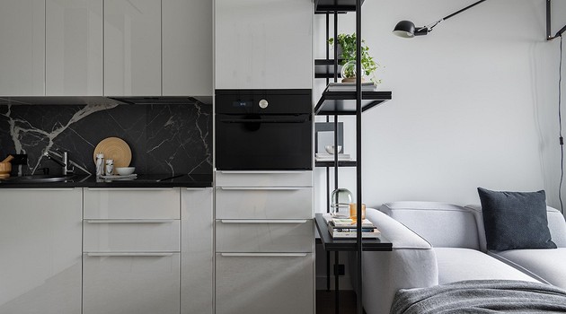 Стильный минимализм для «удаленщиков»: монохромная квартира с кухней из ИКЕА