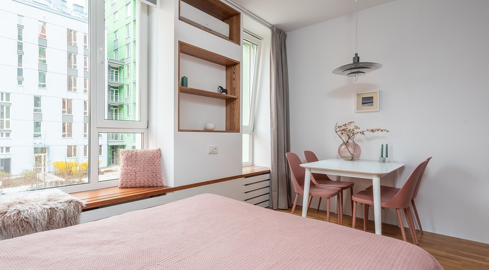 Задействуем окна: 6 красивых интерьеров с системами хранения в этой зоне