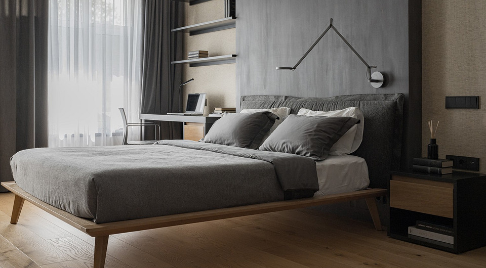 Спальня хозяина на первом этаже, пожалуй, самая монохромная из всех помещений. Стена за изголовьем кровати оформлена декоративной штукатуркой, стены оклеены обоями из натуральных растител...