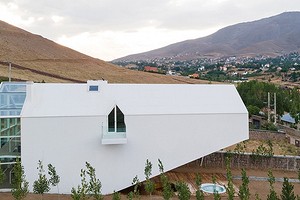 В Иране построили оригинальный жилой дом, который будто парит над долиной