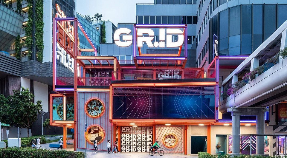 Яркие цвета и свет неонов: в Сингапуре построили необычный ТЦ