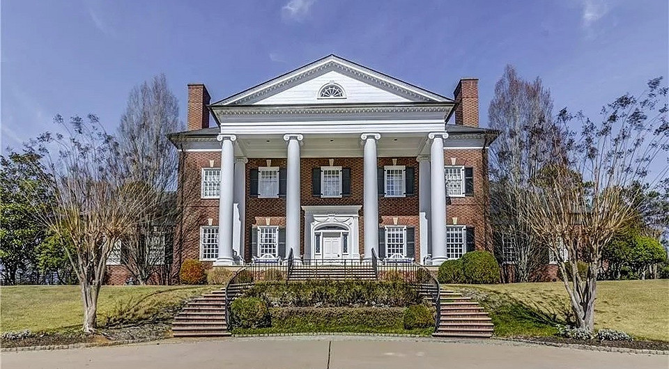 Певица Мэрайя Кэри приобрела особняк в Джорджии, в котором жил актер Дуэйн «Скала» Джонсон