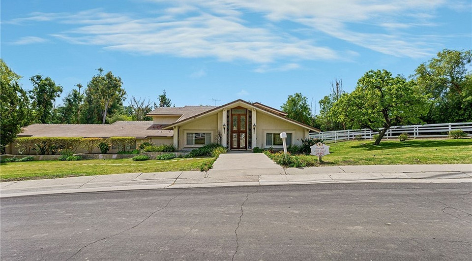 Ким Кардашьян купила дом по соседству со своим поместьем в Калифорнии Ким Кардашьян купила дом по соседству со своим поместьем в Калифорнии