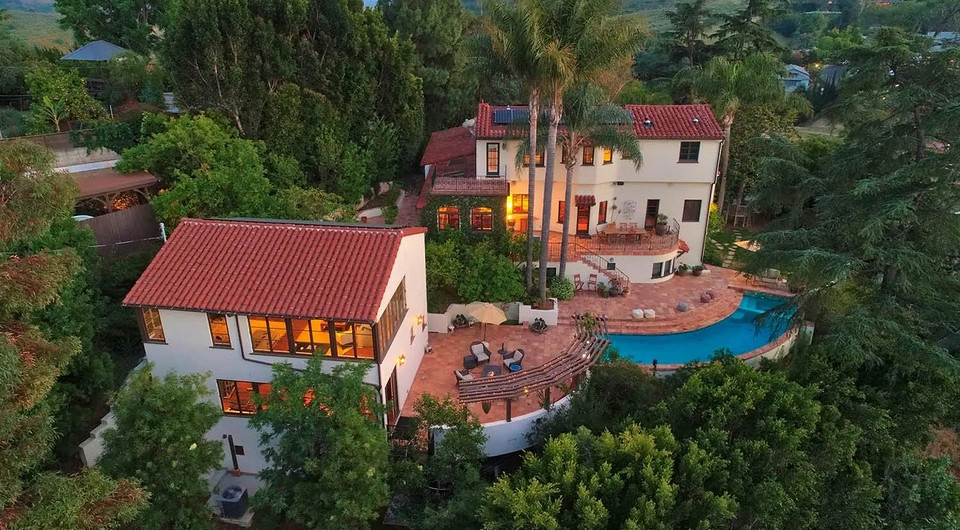 Продюсер «Отчаянных домохозяек» решил продать особняк в Лос-Анджелесе, в котором жил солист Red Hot Chili Peppers