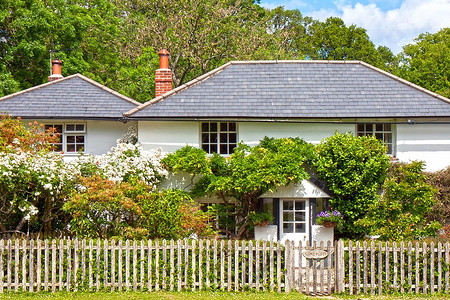 Важный вопрос: каким должно быть расстояние от дома до забора по закону