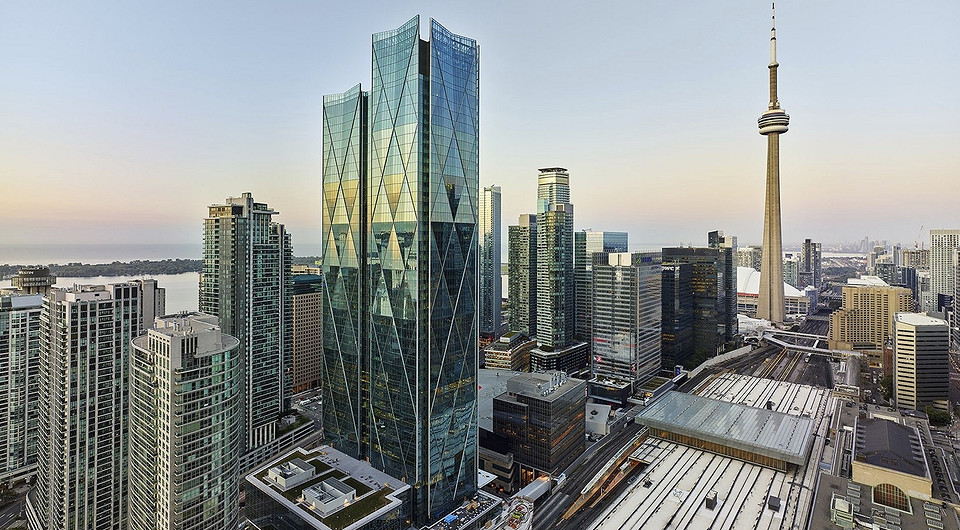 В Канаде достроили новый небоскреб, его украшает необычный узор