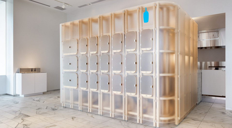 В кофейне в Японии создали стойку в виде шкафа для бесконтактного обслуживания клиентов