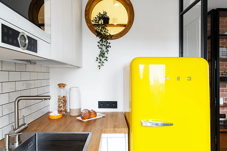 Как вписать холодильник, если на кухне нет места: 6 нужных советов