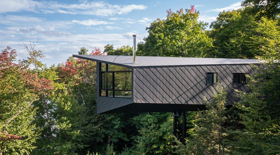 Летает среди деревьев: в Канаде построили необычный жилой дом