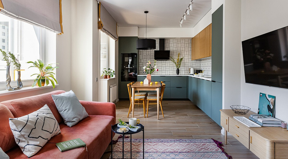 Как использовать и сочетать яркие цвета в интерьере: идеальный пример квартиры 