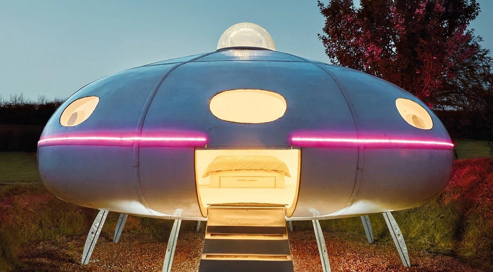 НЛО и жилье-ботинок: Airbnb показал самые необычные дома для аренды