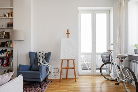 Квартира в доме 1927 года: белые стены, классные детали и немного ретро