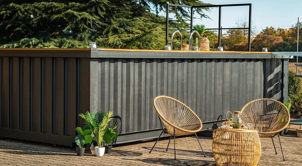 Французы показали бассейны из морских грузовых контейнеров, которые можно установить за день