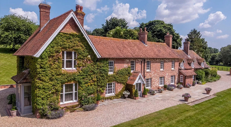 В Англии выставили на продажу поместье с конюшнями, которые принадлежали королеве Елизавете II