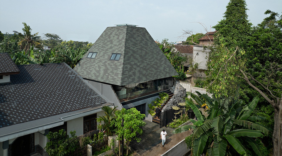 В Индонезии построили жилой дом, имитирующий архитектуру рисового амбара