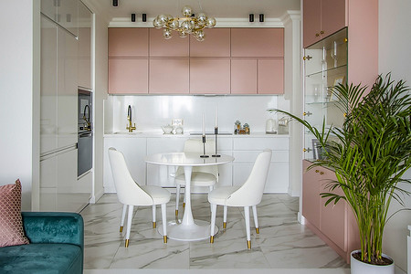 Нежные цвета, много света и комфортная планировка: квартира 56 кв. м для молодой девушки