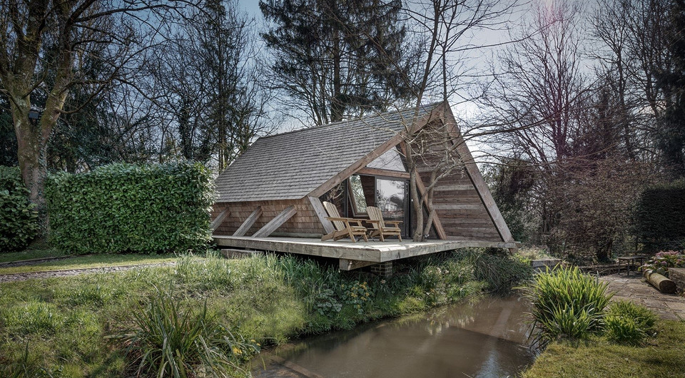 В Великобритании построили садовый дом с «обрезанным» треугольным фасадом