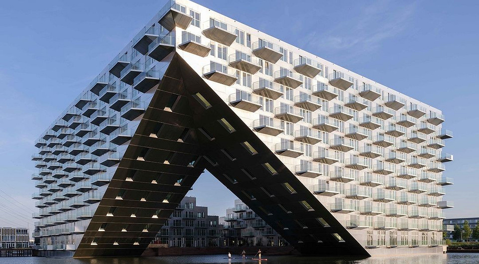 В Амстердаме построили многоквартирный дом, «парящий» над водой В Амстердаме построили многоквартирный дом, «парящий» над водой