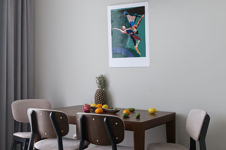 Современная маленькая квартира с этномотивами для бывшей артистки цирка