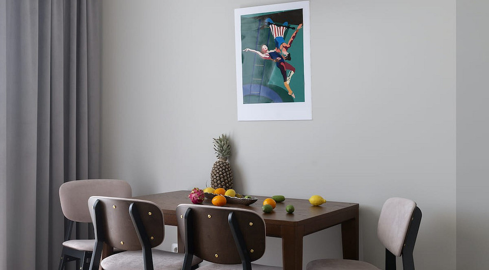 Современная маленькая квартира с этномотивами для бывшей артистки цирка