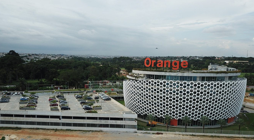 В Западной Африке построили штаб-квартиру с фасадом, напоминающим соты