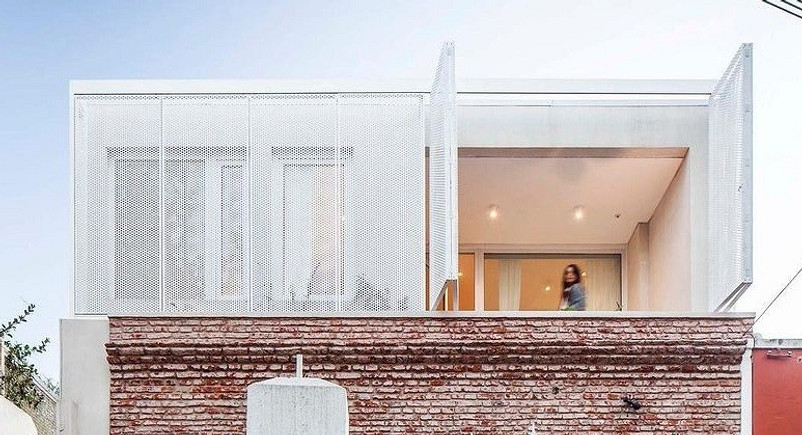 Выглядит необычно: в Аргентине к старому дому добавили второй этаж с перфорированными панелями
